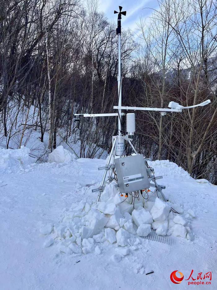 設(shè)置在賽道附近的便攜式自動(dòng)氣象站。人民網(wǎng) 高清揚(yáng)攝