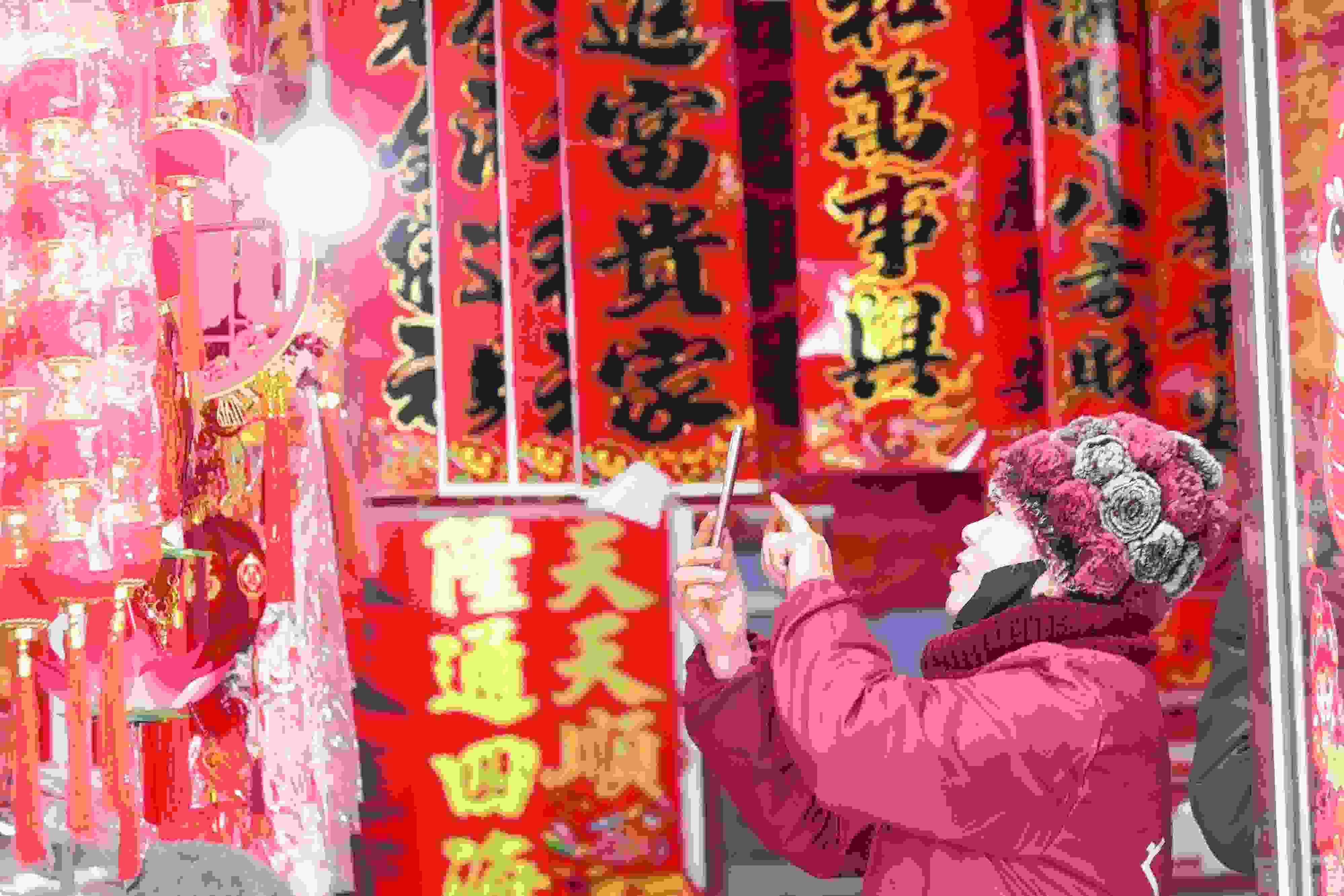 2025年1月5日，在山東省高密市夏莊鎮(zhèn)東李家村，商戶通過手機在網(wǎng)上推銷新春飾品。