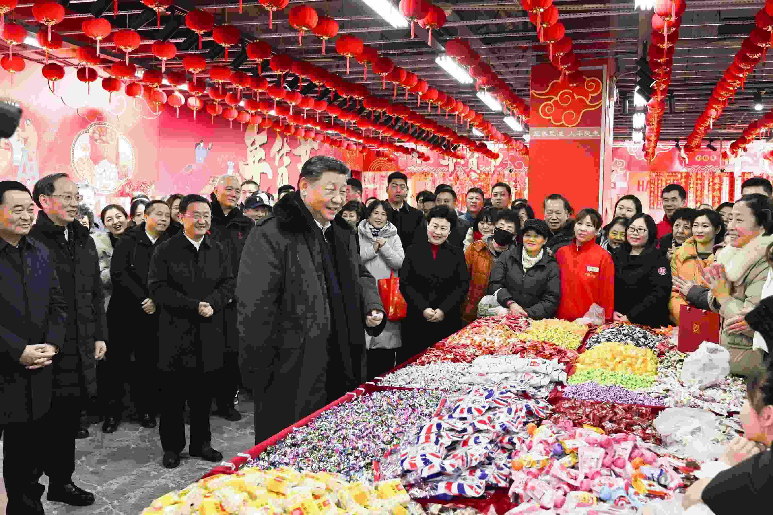 2025年1月23日，習(xí)近平總書記在遼寧沈陽大東副食品商場考察時，同店主和顧客親切交流，向大家致以新春祝福。