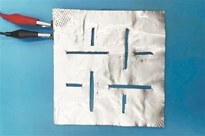 帶有矩形孔的袋式電池。圖片來源：英國《新科學家》雜志網(wǎng)站