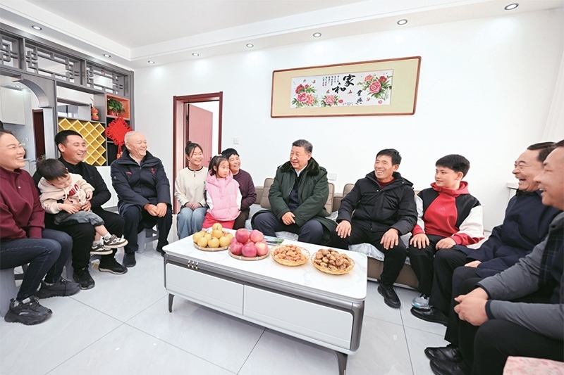 2025年1月22日至24日，中共中央總書記、國家主席、中央軍委主席習(xí)近平冒著嚴(yán)寒來到遼寧，看望慰問基層干部群眾。這是22日下午，習(xí)近平在葫蘆島市綏中縣明水滿族鄉(xiāng)祝家溝村考察時(shí)，同村民王寶維一家圍坐一起拉家常。 新華社記者 謝環(huán)馳/攝