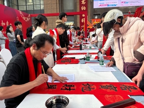 活動(dòng)現(xiàn)場贈(zèng)送春聯(lián)和福字。人民網(wǎng) 陳葉欣攝