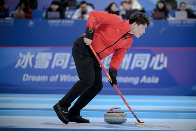 2月4日，中國(guó)隊(duì)選手王智宇在比賽中擦冰。新華社記者 江漢 攝