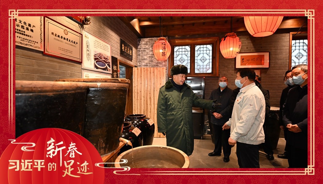 2022年1月27日，習近平總書記沿街巷察看山西平遙古城風貌，走進東湖老醋坊，了解當?shù)亻_展特色經(jīng)營情況。