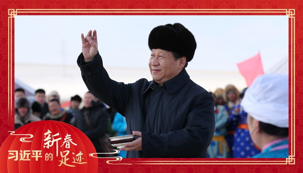 2014年1月27日，習近平總書記在內(nèi)蒙古錫林浩特市寶力根蘇木（鄉(xiāng)）參加冬季那達慕“五畜祈?！眱x式。