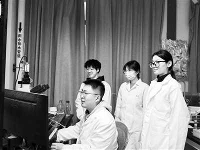 西安交通大學(xué)教授王昌河團(tuán)隊(duì)在進(jìn)行多巴胺分泌電化學(xué)檢測(cè)。受訪者供圖