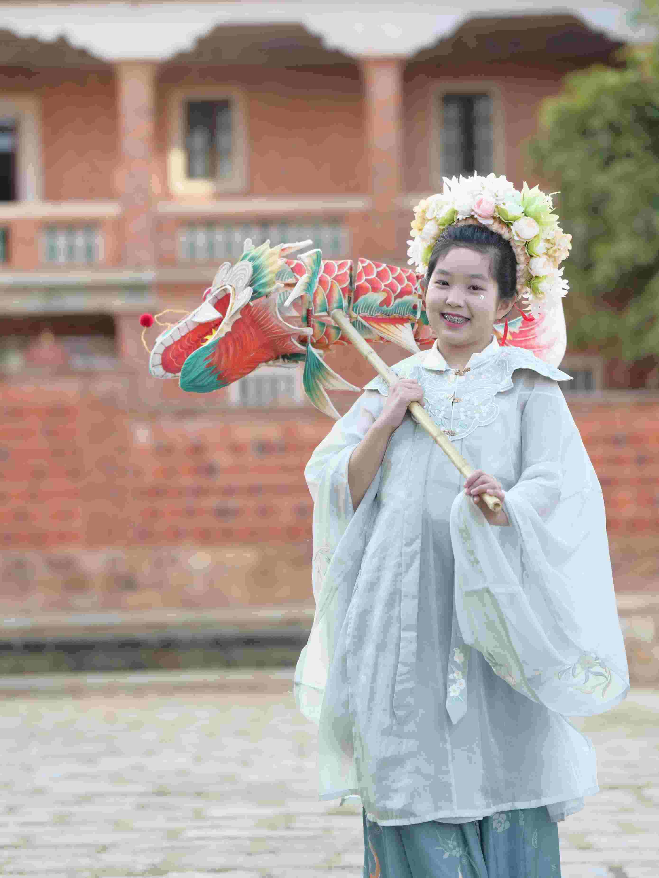 在泉州，沈女士為女兒拍下頭戴簪花的照片。受訪者供圖