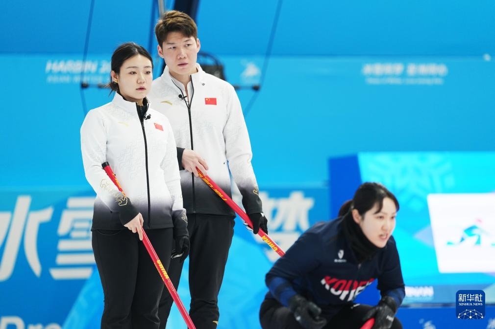 2月6日，中國隊(duì)選手王智宇（中）、韓雨（左）在比賽中。新華社記者 王松 攝