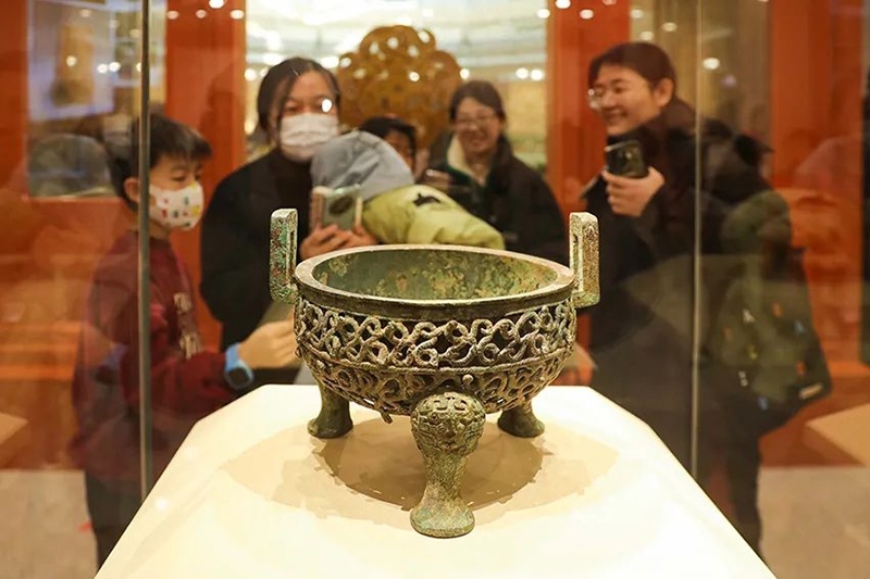 “尋蛇——藏在山西博物院里的蛇”展出的蟠蛇紋鏤空鼎。山西博物院供圖
