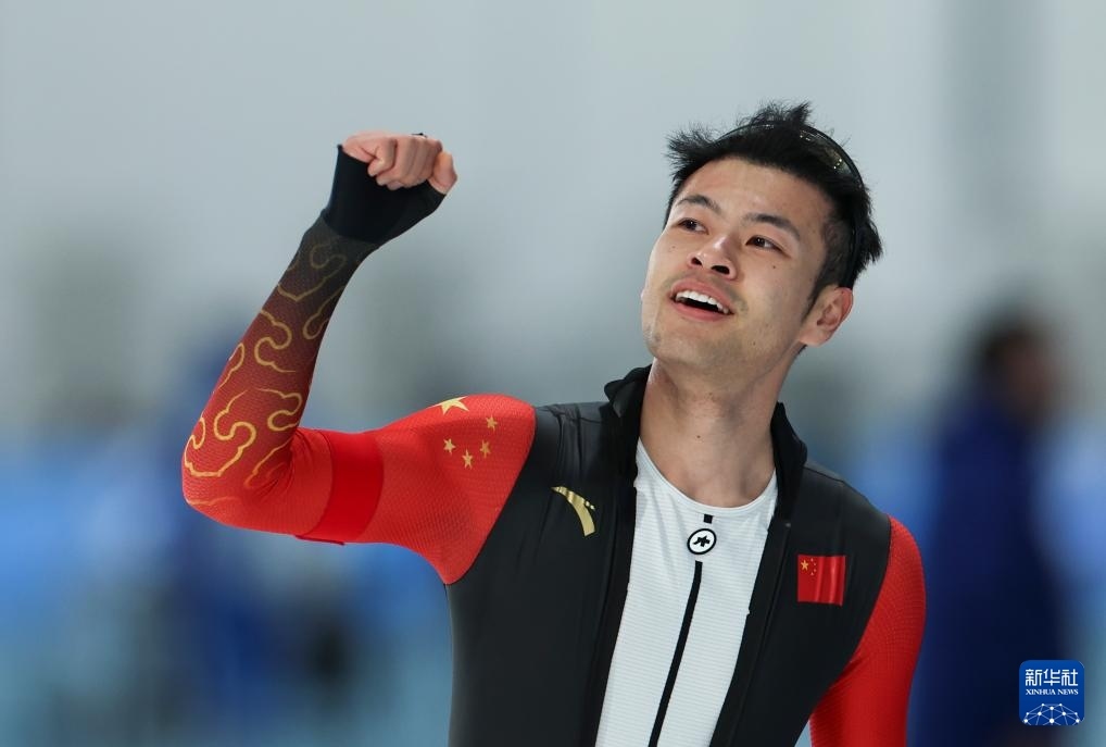 2月8日，寧忠?guī)r慶祝奪冠。新華社記者 王楷焱 攝