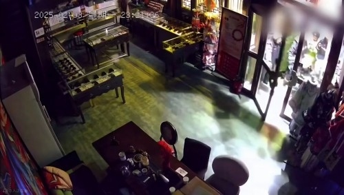 網(wǎng)傳“破門亮燈”畫面。網(wǎng)絡(luò)視頻截圖