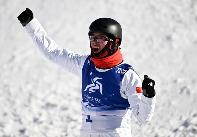 2月9日，李心鵬在比賽后慶祝。新華社記者 夏一方攝