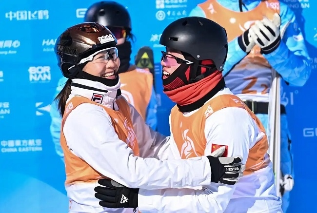 2月10日，中國(guó)隊(duì)選手李心鵬（前右）與徐夢(mèng)桃慶祝。新華社記者 楊晨光攝