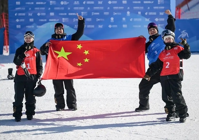 2月10日，中國隊選手張小楠、楊文龍、姜鑫杰與熊詩芮（從左至右）在比賽后慶祝。新華社記者 楊青攝