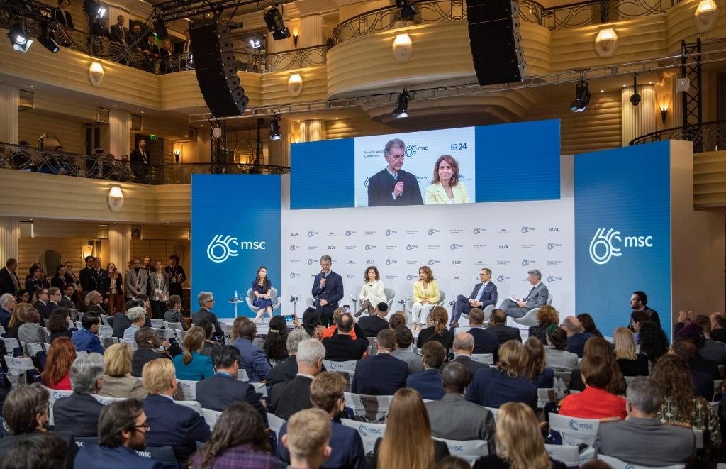 2024年2月18日，慕安會主席克里斯托夫·霍伊斯根（中左二）在德國慕尼黑舉行的第60屆慕尼黑安全會議上發(fā)表閉幕致辭。新華社記者 張帆 攝