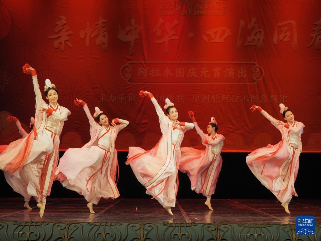 2月11日，在哈薩克斯坦阿拉木圖的阿拜國家歌劇和芭蕾舞劇院，中國演員表演舞蹈《元日霓裳》。新華社記者 趙宇 攝
