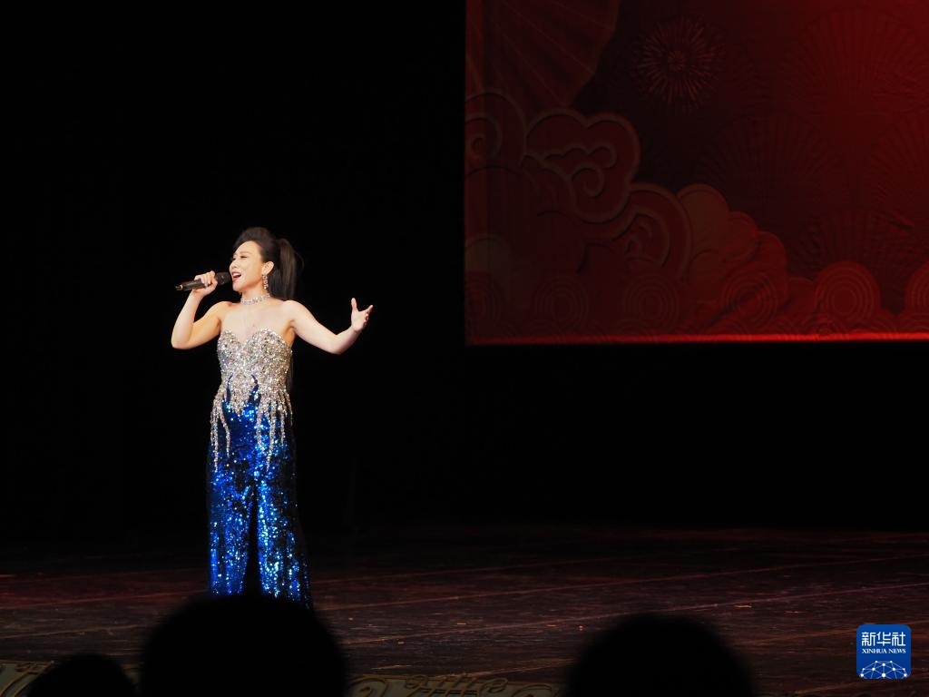 2月11日，歌手在哈薩克斯坦阿拉木圖的阿拜國家歌劇和芭蕾舞劇院演唱歌曲。新華社記者 趙宇 攝