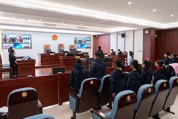 圖③：同學(xué)們開展模擬法庭活動(dòng)。