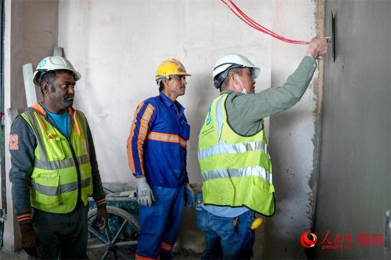 抹灰。人民網(wǎng)塔里克·易卜拉欣攝