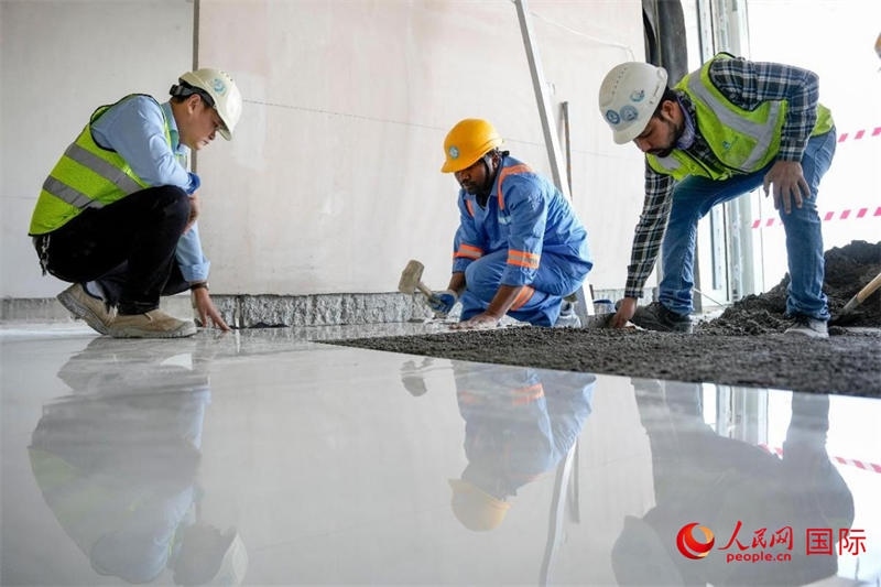 鋪地磚。人民網(wǎng)塔里克·易卜拉欣攝