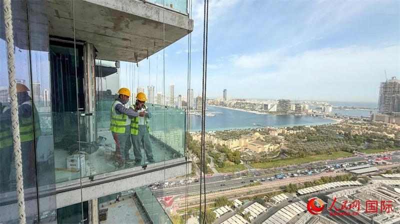 工人正在高層作業(yè)。人民網(wǎng)塔里克·易卜拉欣攝