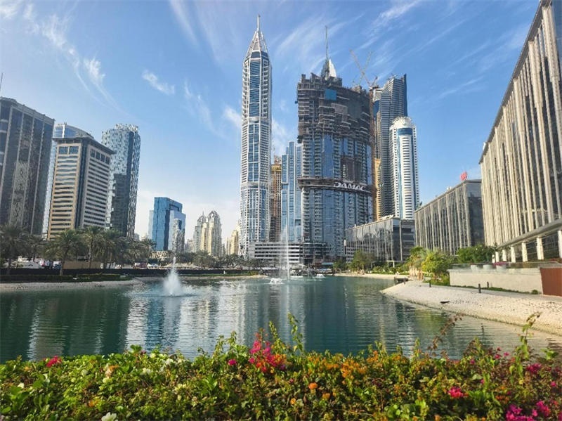 正在建設(shè)中的卡瓦利卡薩高層住宅項目（圖中有腳手架建筑）。 中建中東供圖 