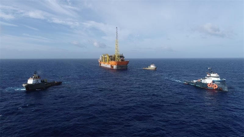 布濟烏斯七期項目浮式生產(chǎn)儲卸油裝置抵達油田區(qū)域。巴西國家石油公司供圖