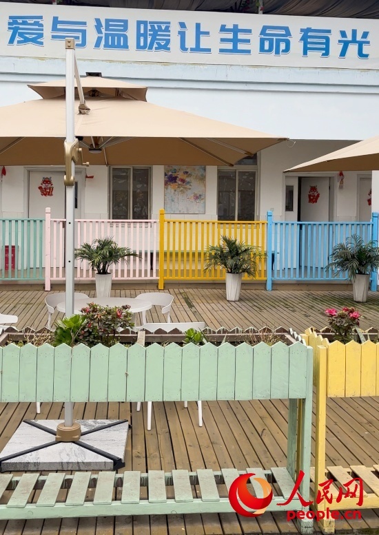 為讓“老小孩”住著開心，南泉鎮(zhèn)衛(wèi)生院設(shè)計(jì)成幼兒園風(fēng)格。人民網(wǎng) 陳葉欣攝