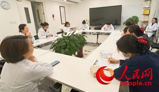 交班會(huì)上，海淀醫(yī)院安寧療護(hù)團(tuán)隊(duì)討論患者和家屬需求。人民網(wǎng)記者 金慧慧攝