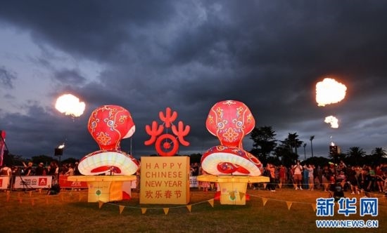 圖為游客在2025年奧克蘭元宵燈節(jié)游覽。（圖片由奧克蘭中國(guó)文化中心提供）