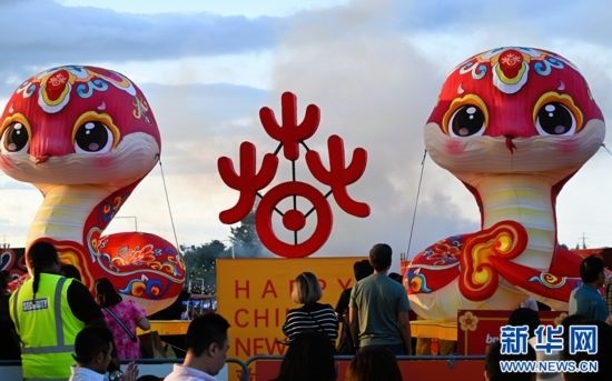 圖為游客在2025年奧克蘭元宵燈節(jié)游覽。（圖片由奧克蘭中國(guó)文化中心提供）