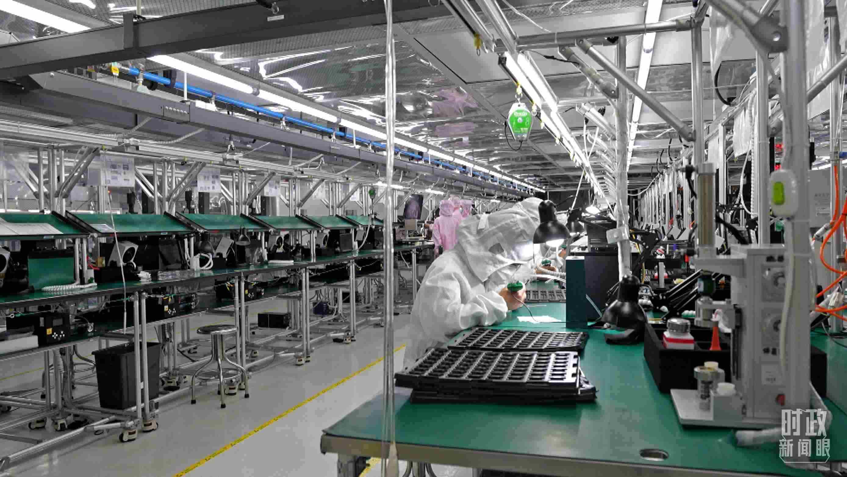 △四川省宜賓市極米光電有限公司的無(wú)塵車間光機(jī)組裝線。（總臺(tái)央視記者范學(xué)禹拍攝）