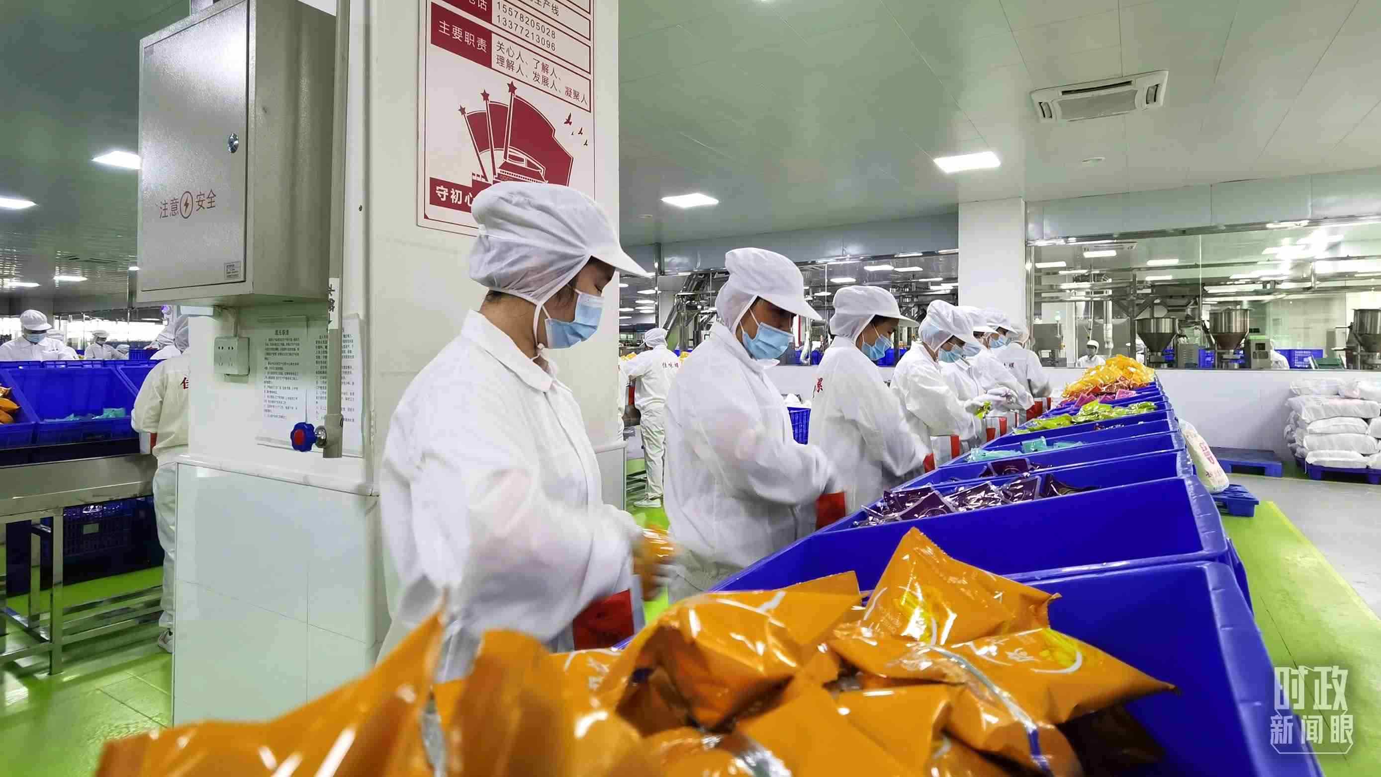 △廣西柳州螺螄粉配料包生產(chǎn)線。（總臺(tái)央視記者郭鴻拍攝）