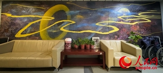 清華長庚醫(yī)院掛著一幅名為“生命長河”的畫，家屬將離世親人的名字寫在上面。人民網(wǎng) 陳葉欣攝