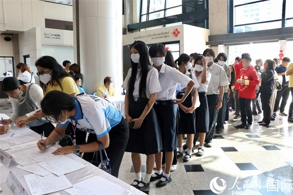 獻(xiàn)血者排隊(duì)填寫報(bào)名表。朱瀟逸攝