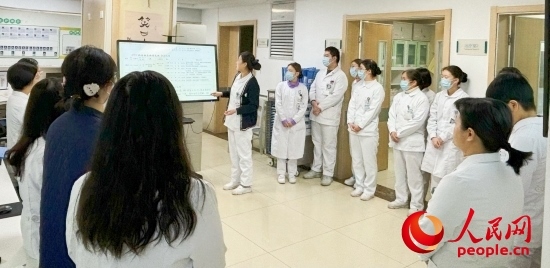 華西第四醫(yī)院姑息醫(yī)學(xué)科交班會上，護士介紹患者情況。人民網(wǎng)記者 金慧慧攝