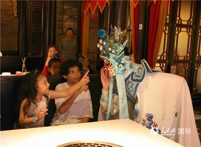 迪拜火鍋店里的川劇變臉表演。 人民網(wǎng)記者 管克江攝