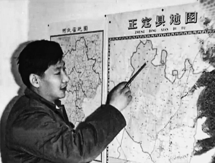 習(xí)近平在辦公室地圖前謀劃正定的發(fā)展。(圖源:《讓群眾過(guò)上好日子——習(xí)近平正定足跡》)