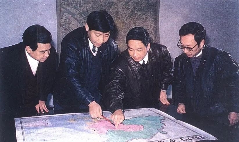 1991年12月，習(xí)近平與同事討論福州市戰(zhàn)略規(guī)劃設(shè)想。（圖源：《習(xí)近平在福州》）