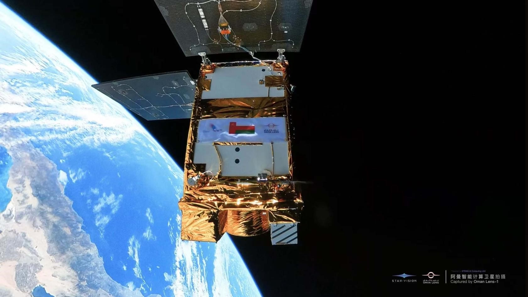 阿曼智能遙感衛(wèi)星一號(hào)近日在太空中自拍。阿曼蘭斯航天公司供圖