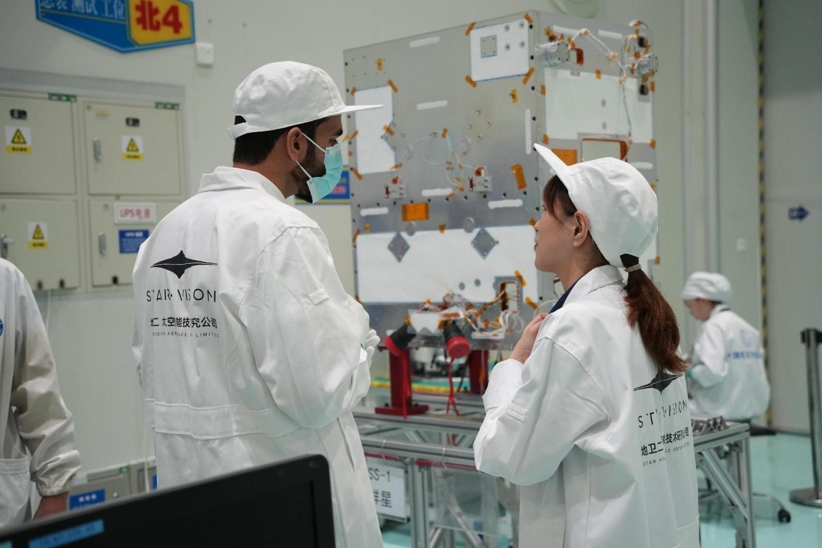 阿曼技術(shù)人員在中國接受培訓(xùn)。阿曼蘭斯航天公司供圖