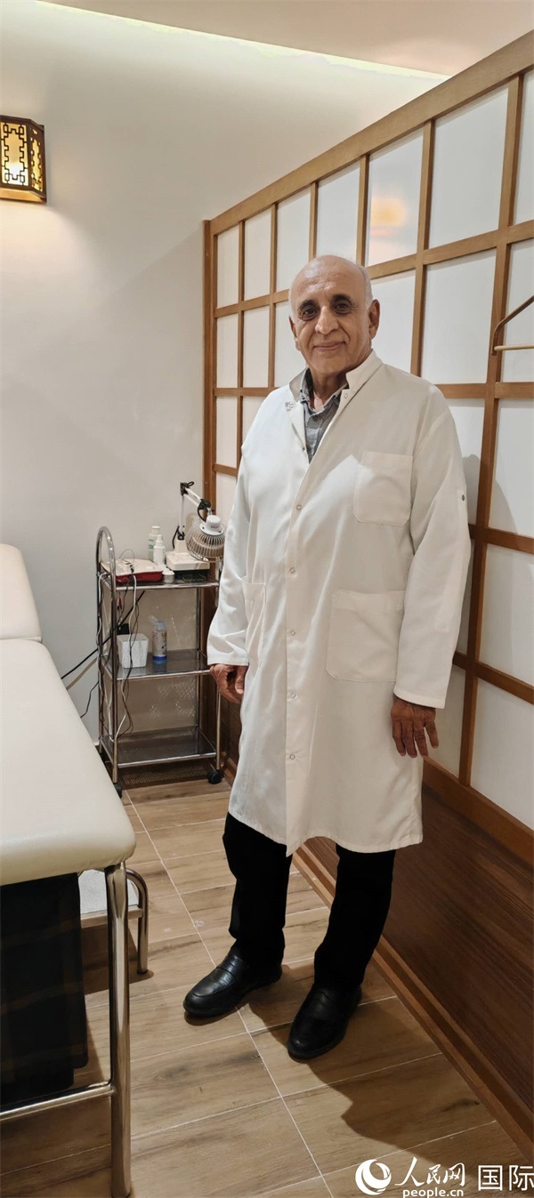 哈利勒在中醫(yī)診所。人民網(wǎng)記者 黃培昭攝