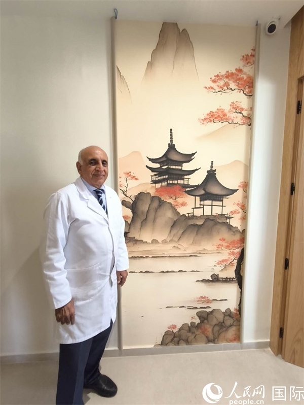 哈利勒的診所中國元素很濃。人民網(wǎng)記者 黃培昭攝