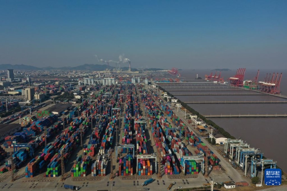  1月24日拍攝的寧波舟山港北侖港區(qū)集裝箱碼頭。 新華社記者 黃宗治 攝