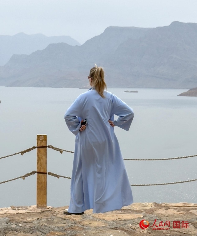 圖為一名游客正在俯瞰阿拉伯灣。人民網(wǎng) 塔里克·易卜拉欣攝