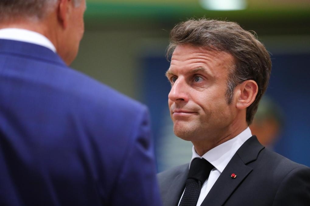 2023年6月29日，在比利時布魯塞爾，法國總統(tǒng)馬克龍（右）準(zhǔn)備出席歐盟峰會。新華社記者鄭煥松攝