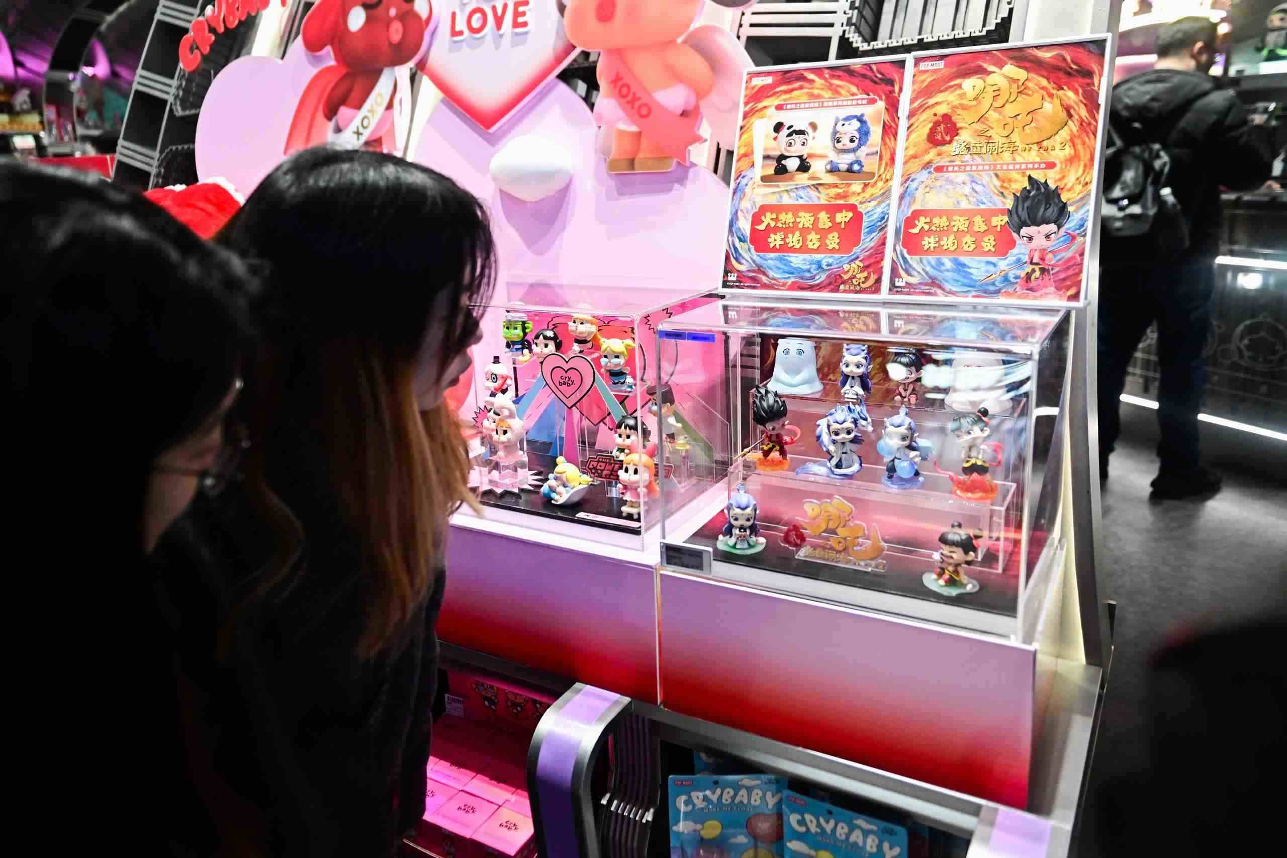 △2025年2月22日，上海，市民在圍觀《哪吒之魔童鬧?！废嚓P(guān)手辦盲盒。