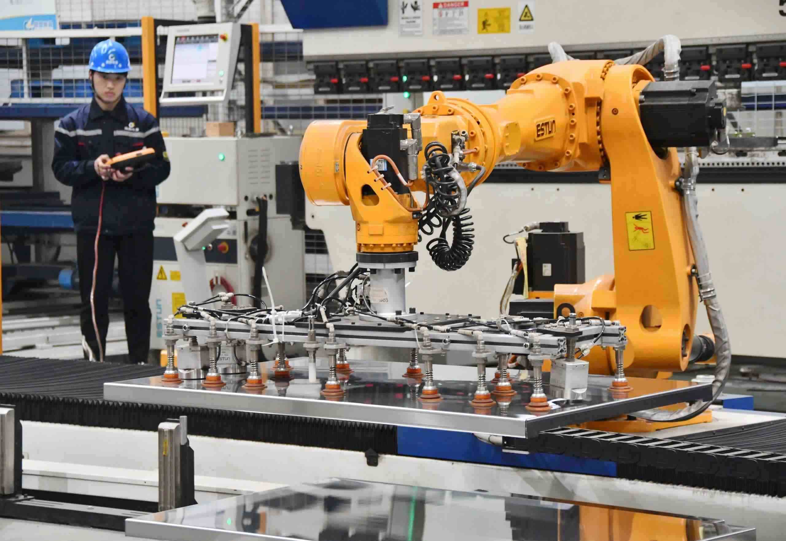 △2025年2月21日，河北邯鄲永年區(qū)工業(yè)園區(qū)的一家企業(yè)，工人正在操控工業(yè)機(jī)器人作業(yè)。