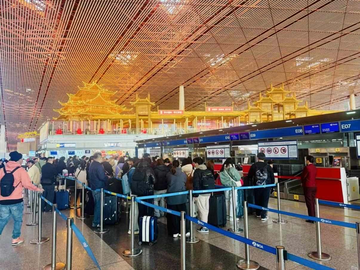 旅客在首都機場值機柜臺辦理乘機手續(xù)。人民網(wǎng)記者 喬雪峰攝