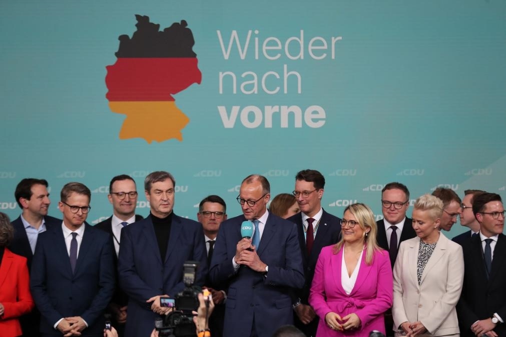 2月23日，在德國柏林的基督教民主聯(lián)盟總部，聯(lián)盟黨總理候選人默茨（中）在出口民調顯示領先后接受祝賀。新華社記者杜哲宇攝